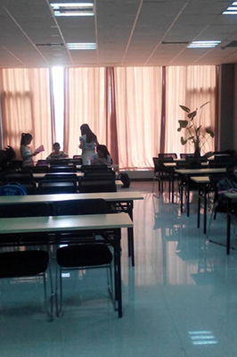 青年志愿者服务队暑期进社区义务辅导小学生